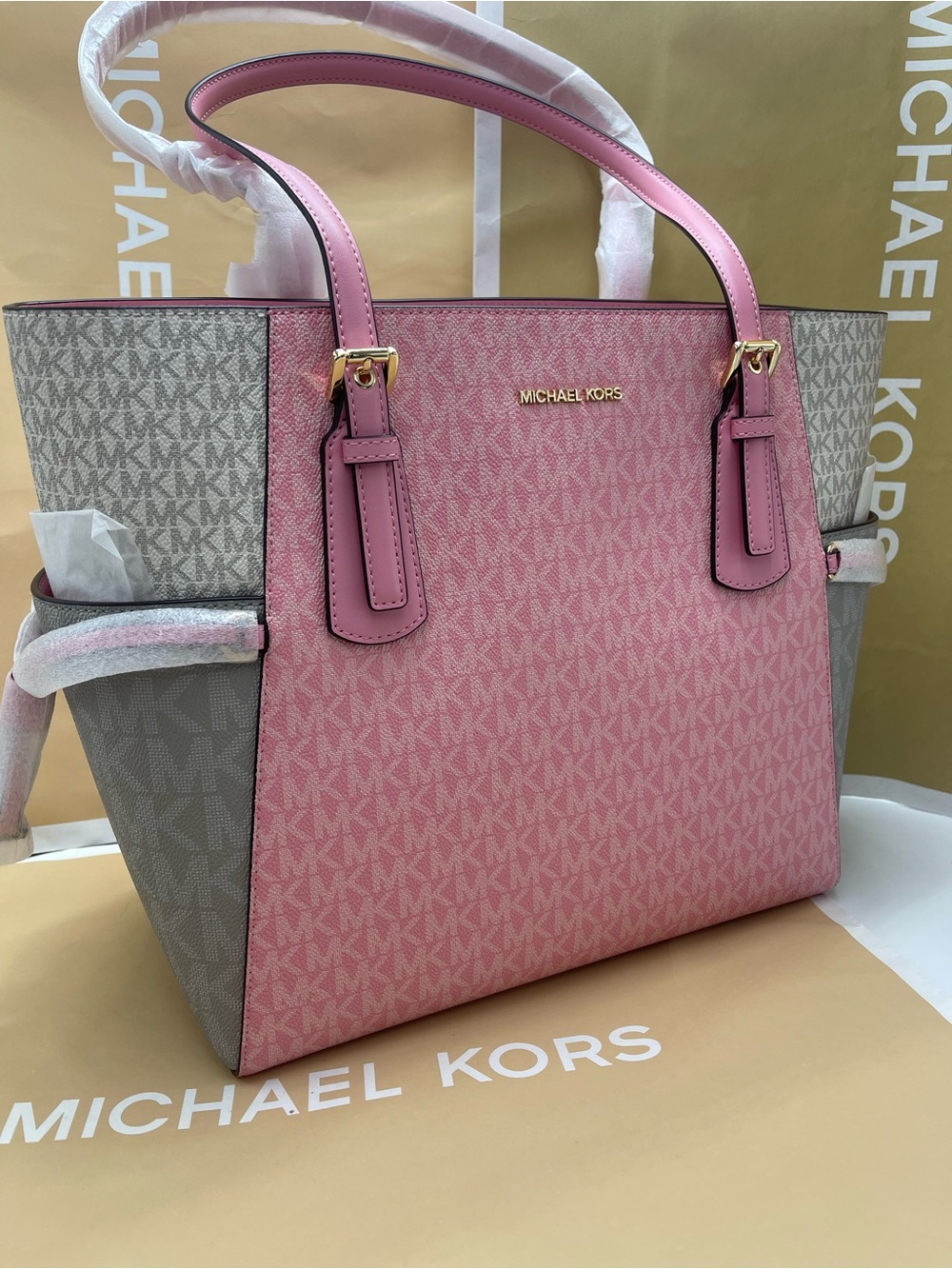 MICHAEL KORS Voyager Lg Color-Block Signature Logo TZ EW Shoulder Tote
Carnation - Picture 2 of 16